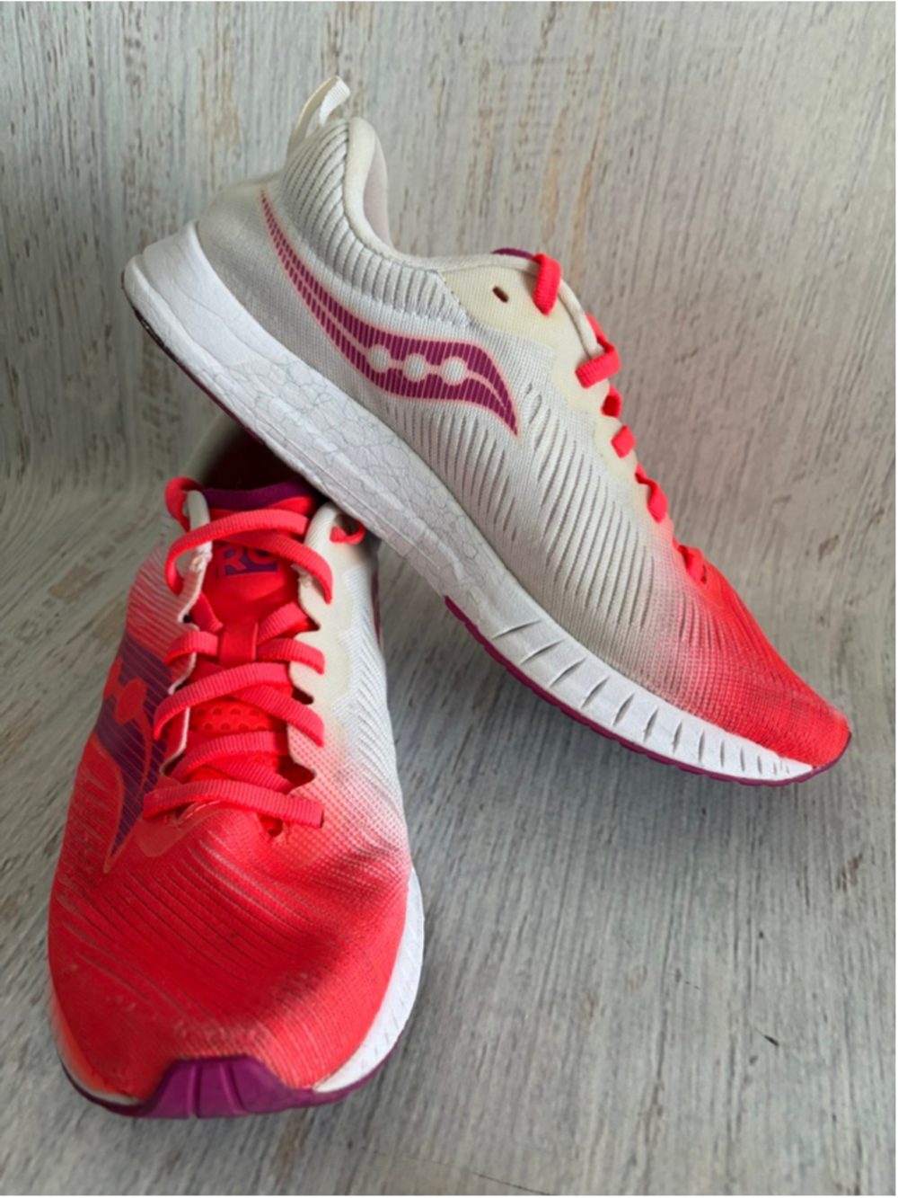 Women's Saucony Fastwitch 9.5 White Neon Coral Athletic Shoes